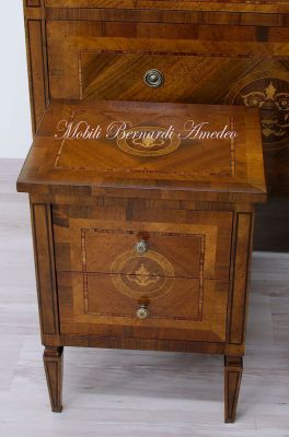 Comodino in legno massiccio con intarsi in stile neoclassico Maggiolini produzione artigianale italiana